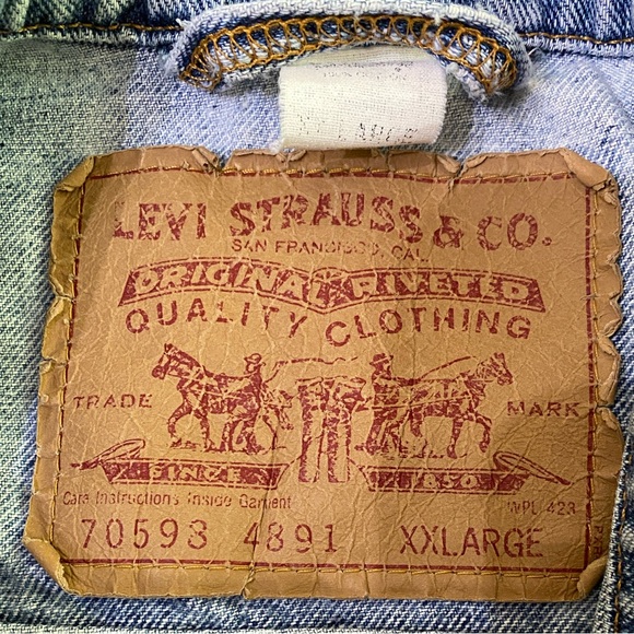 VINTAGE Levi’s Medium Wash Denim Thrashed Destroyed Grunge Trucker Jacket SZ XXL - Picture 3 of 15
